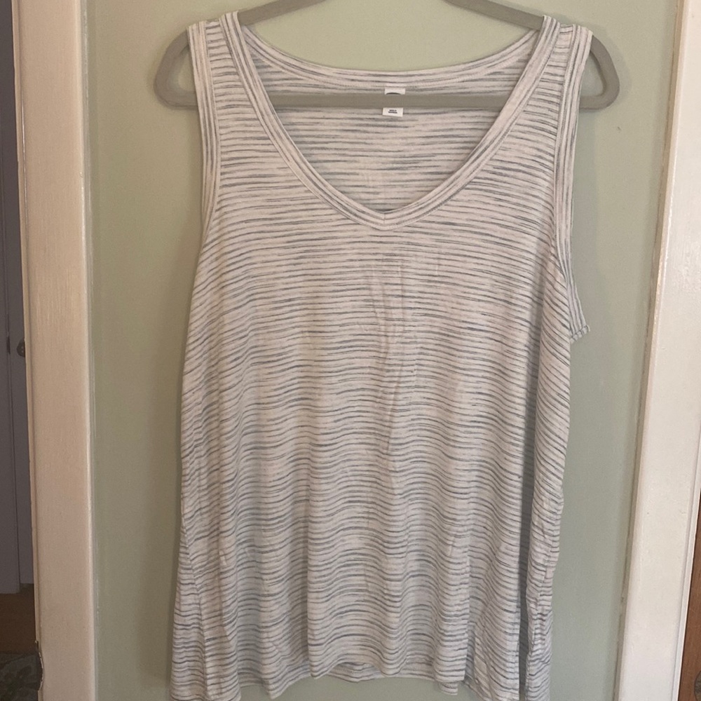 Old Navy XL V cut tank white and gray